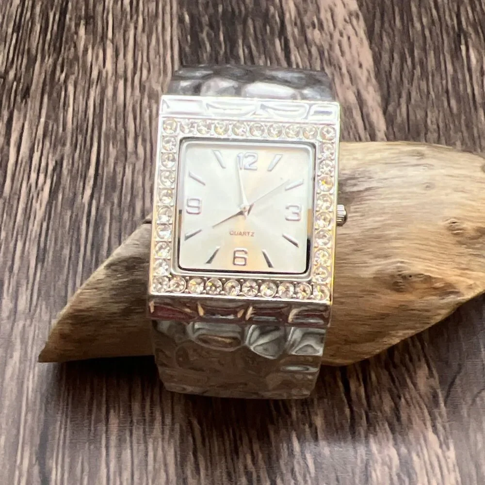 Silver Bangle Women’s Quartz Watch GEN568 Watch New Battery - Picture 2 of 9